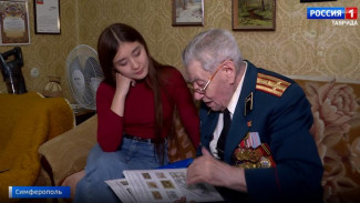 94-летний ветеран Великой Отечественной войны из Крыма всю жизнь собирает марки