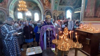В храмах Крыма и Севастополя вознесли молитвы за жертв террора