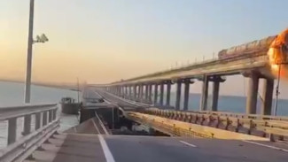 25 вагонов сгоревшего на Крымском мосту поезда с топливом удалось спасти