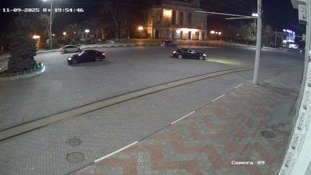 Житель Волгограда «отрабатывал» автомобильные трюки на Театральной площади в Евпатории