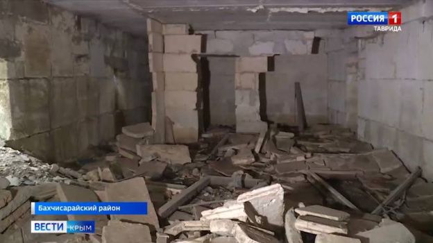 Заброшенное здание в самом центре села Скалистое Бахчисарайского района — настоящая угроза для местных жителей