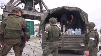Российские военные привезли гуманитарную помощь экипажу турецкого судна в Херсоне