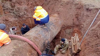 Работы по устранению аварии на водопроводе в Евпатории идут непрерывно 