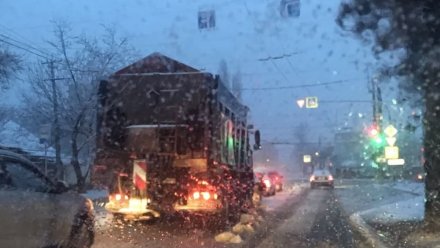 За ночь на дороги Симферополя высыпали 15 тонн реагента