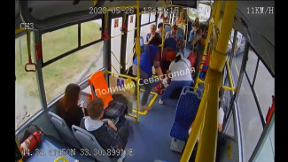 В Севастополе коляска с младенцем перевернулась в троллейбусе (ВИДЕО)