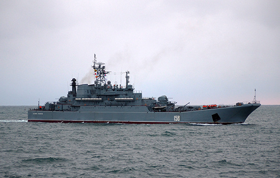 Большие десантные корабли отразили воздушную «атаку» на Крым 