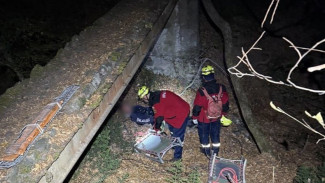 Мужчина упал с моста высотой 4 метра в овраг в пгт Ливадия
