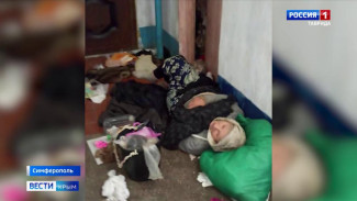 Фотографии, на которых пожилая женщина лежит среди груды мусора на лестничной площадке в Симферополе вызвали резонанс в социальных сетях