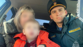 Сотрудник МЧС оказал помощь попавшим в ДТП женщине с ребёнком по дороге на работу