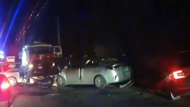 В массовом ДТП на трассе в Крыму пострадали два человека