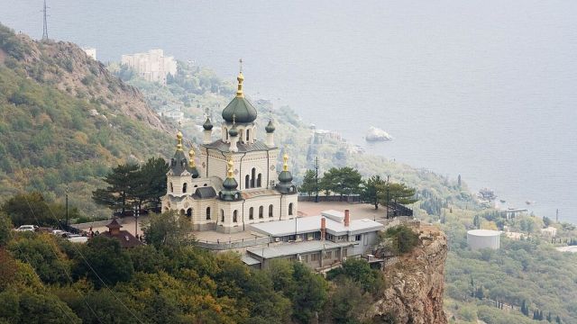 Автомобиль с четырьмя людьми сорвался в обрыв в Крыму
