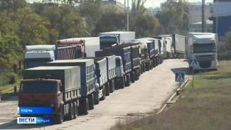Сотни дальнобойщиков ждут запуска движения по Крымскому мосту