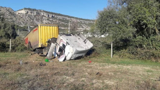 Водитель грузовика разбил кабину в Севастополе