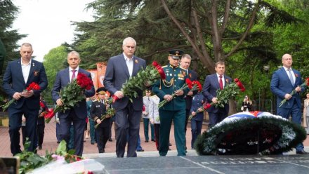 В Симферополе возложили цветы к мемориалу на Воинском кладбище и к Вечному огню