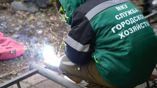 В Керчи устанавливают металлические ограждения вдоль Вокзального шоссе 