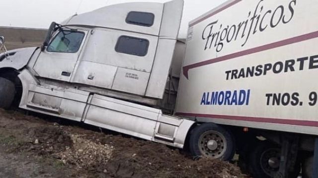 Фура увязла в грязи на обочине "Тавриды"