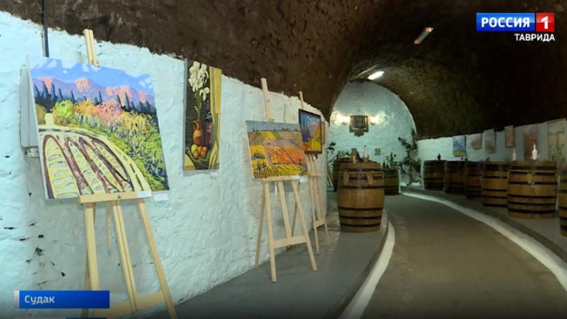 На винодельне в Крыму открыли выставку картин в «винной тематике»