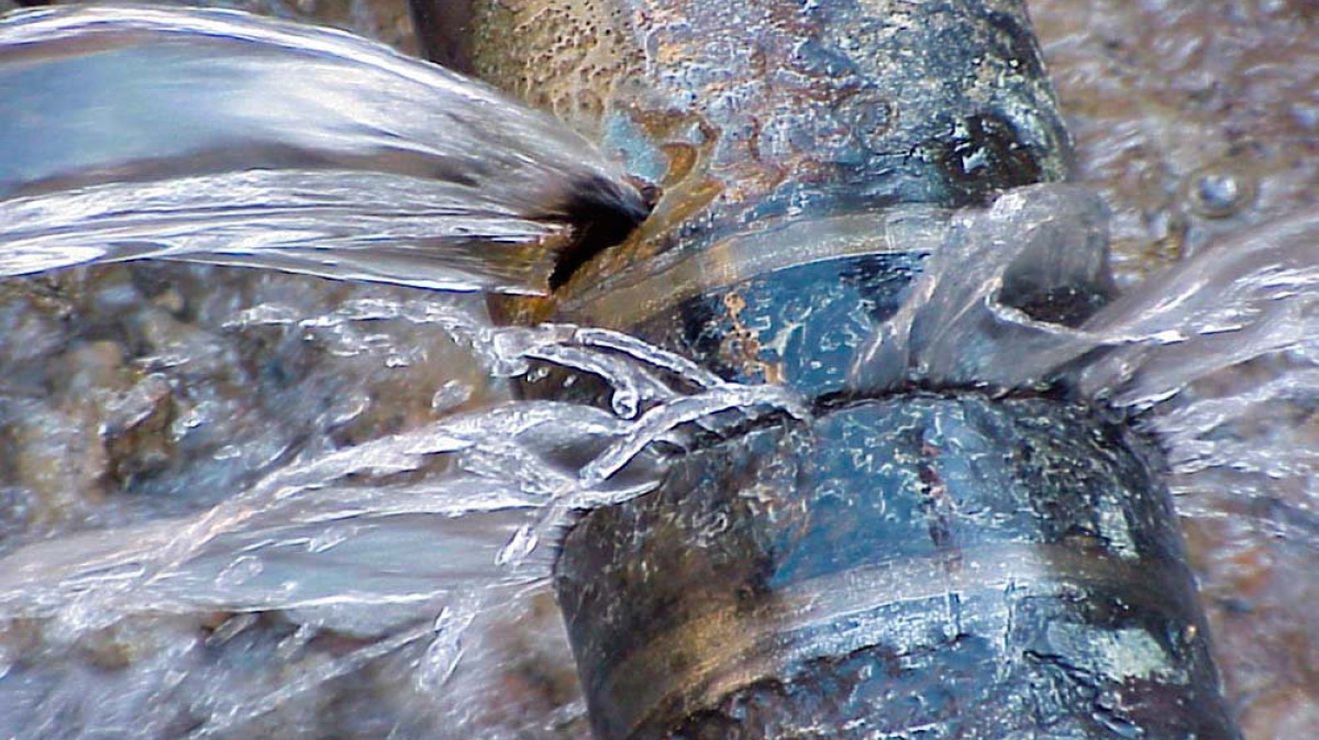 Мерседес мотор 112 3. Приора 16 кл в районе мас датчика небольшая течь масла. Бачок омывателя тойота матрикс. Течёт антифриз из под двигателя калина 1. Лей течь.