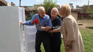 Подарили холодильник и поздравили с праздником: сотрудники КЖД навестили 95-летнего ветерана Великой Отечественной войны