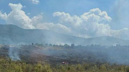 В Симферопольском районе горит сухая трава: к тушению привлечена авиация 