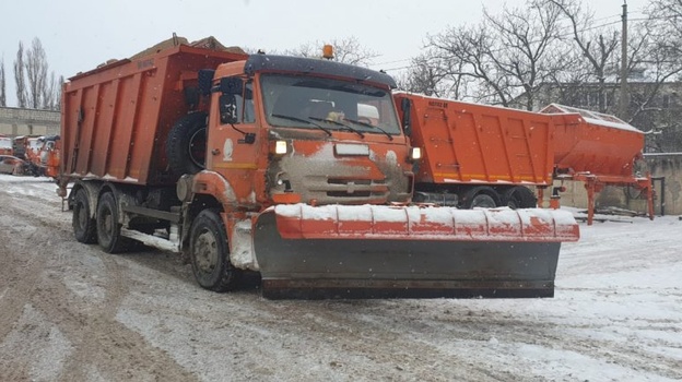 В Севастополе для расчистки дорог задействуют 14 единиц техники