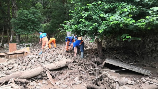 Более 60 человек ликвидируют последствия селя под Алуштой