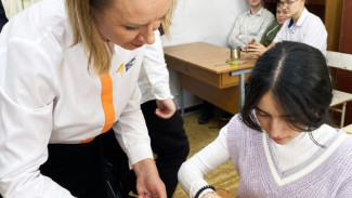 Юные крымчане научились делать окопные свечи