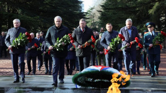 Аксёнов поздравил крымчан с праздником патриотов