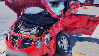 Автобус столкнулся с легковушкой в Алуште: пострадали два человека