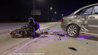Водитель иномарки сбил мопед с двумя подростками в Севастополе