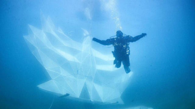Шестиметровый «Феникс» стал первым экспонатом подводного арт-парка в Крыму