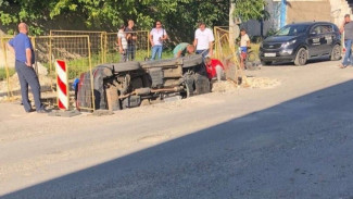 В Симферополе на улице машина провалилась в яму 