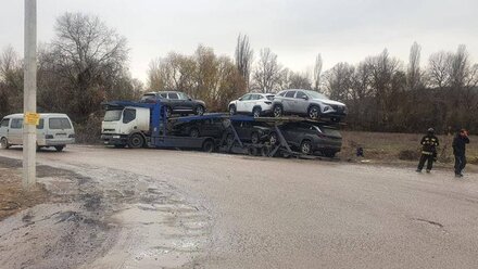 Автовоз перевернулся в Севастополе с новыми иномарками