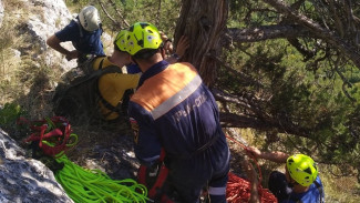 На горе Парагильмен мужчина сбился с тропы и позвонил спасателям