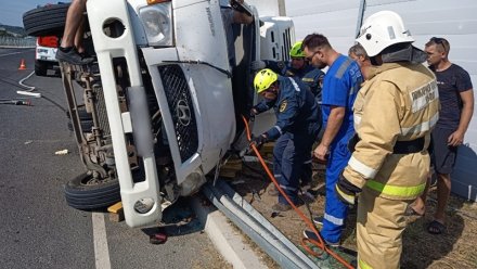 В Бахчисарайском районе перевернулся грузовик