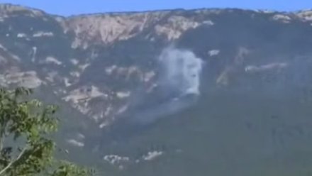 В горах Ялты загорелась сухая растительность