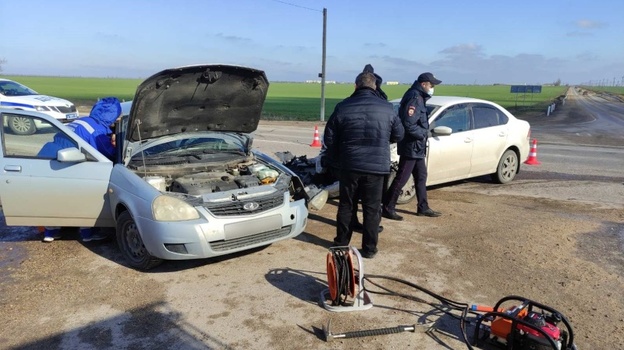 Двух человек зажало в машине в ДТП на севере Крыма