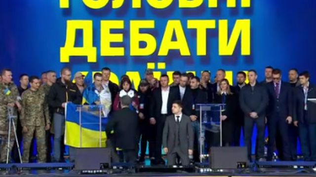 Зеленский встал на колени