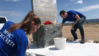 Сотрудники МЧС по Крыму восстановили разбитую вандалами памятную стелу