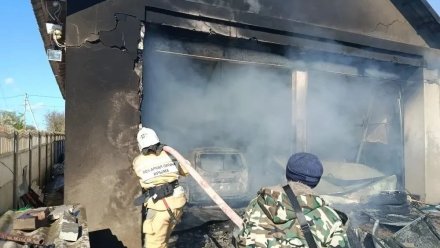 Автомобиль и гараж загорелись в Нижнегорском районе