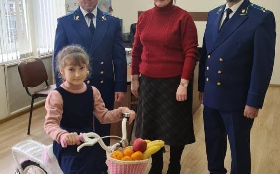 В Крыму сотрудники Прокуратуры подарили ребенку двухколесного 