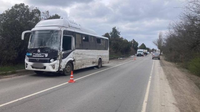 Автобус столкнулся с грузовиком в Джанкойском районе
