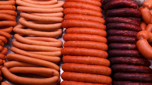 В Крыму предприятие производило колбасы из опасного сырья