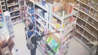 Бомж-рецидивист обокрал супермаркет в Севастополе (ВИДЕО)