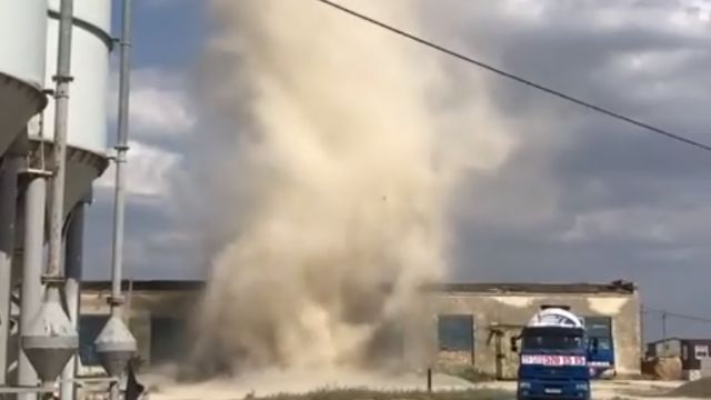 На Евпаторию обрушился торнадо (ВИДЕО)
