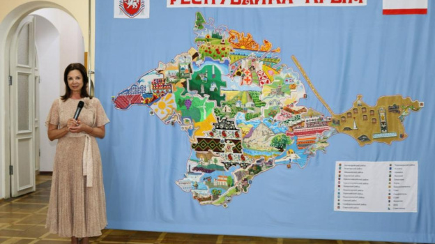 В Симферополе представили вышитую карту Крыма