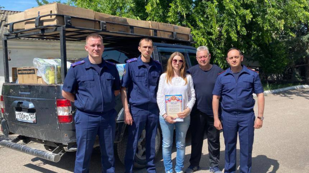 Севастопольские следователи передали партию гуманитарного груза в зону СВО