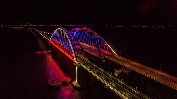 Крымский мост засветился цветами российского триколора