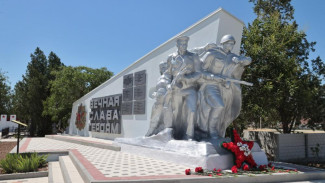 В посёлке Раздольное завершили реставрацию памятного знака на месте Братской могилы