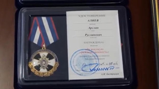 В Симферополе наградили школьников, которые спасли пожилую женщину от изнасилования